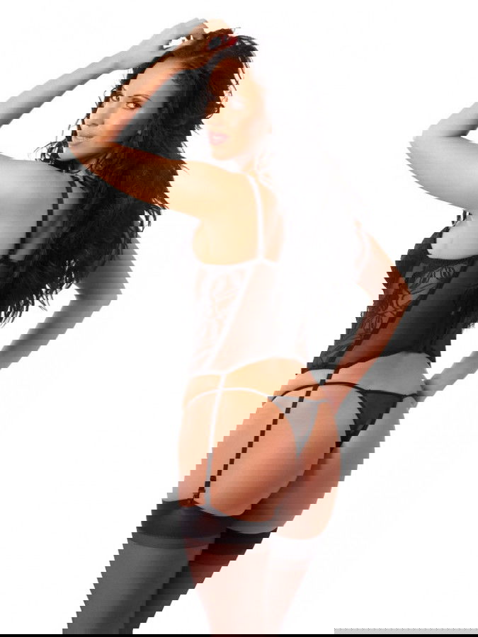 Amorable by Rimba - Camisole met G-string en Kousen - Zwart