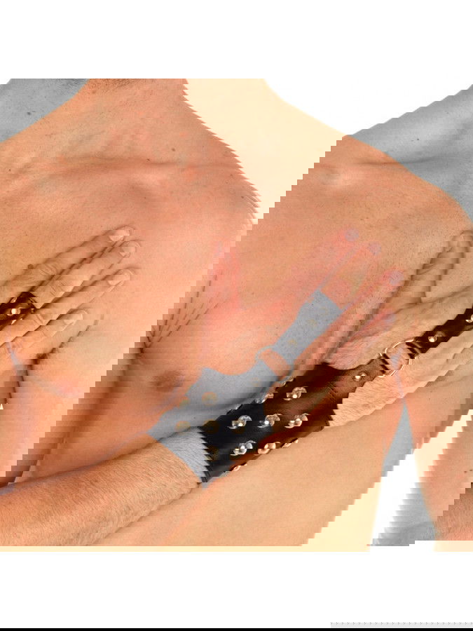 Rimba - Polsband met vingerriem, versierd met studs