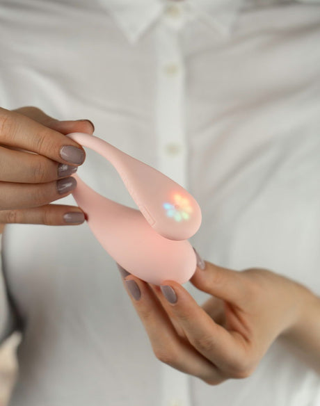 KIIROO- Spot - Draagbare Interactieve Ei-vibrator - Kiss Me Pink