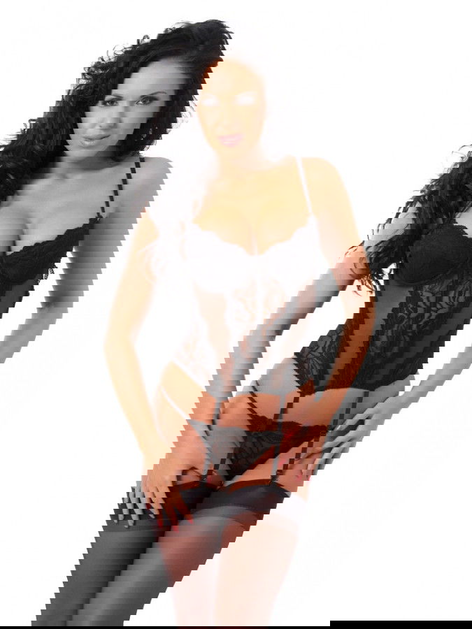 Amorable by Rimba - Camisole met G-string en Kousen - Zwart